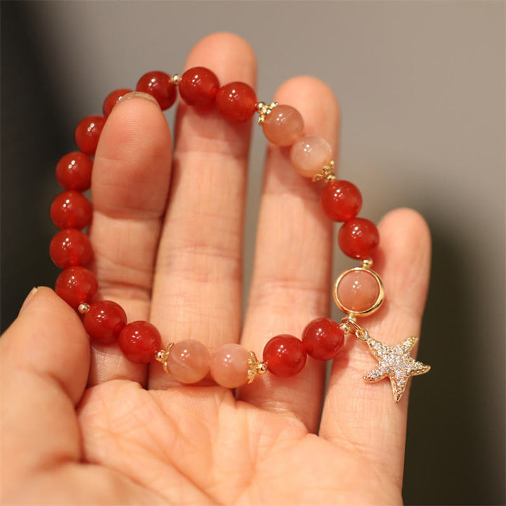 Armband Roter Achat Mondstein mit Stern Charm elegant getragen