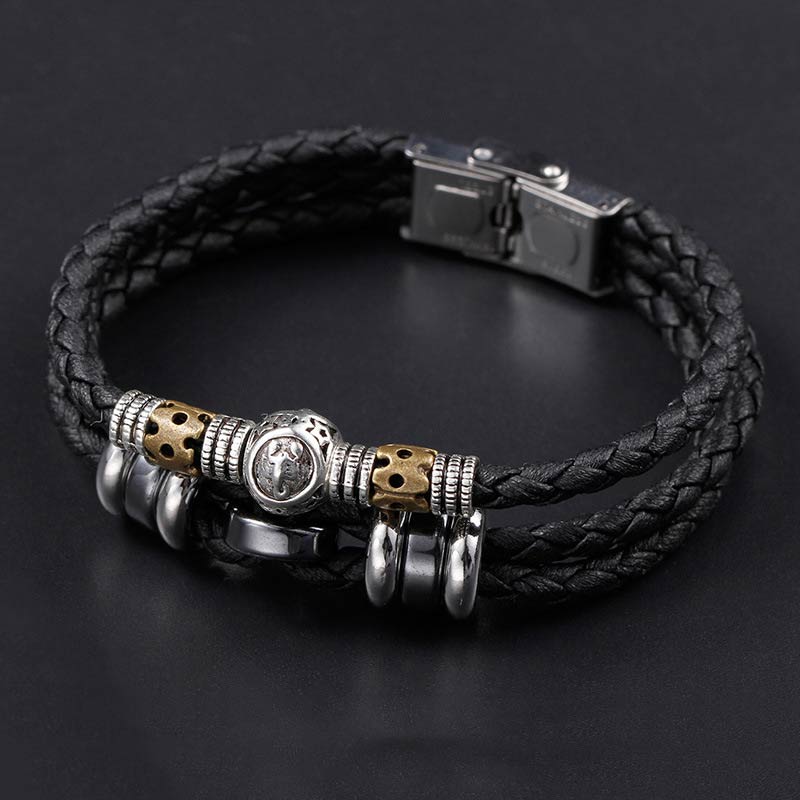 Schwarzes Lederarmband mit Hämatit und Tierkreiszeichen Charm elegant.
