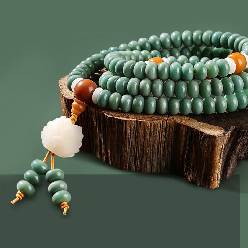 Grünes Bodhi Lotus Armband mit weißem Anhänger elegant präsentiert