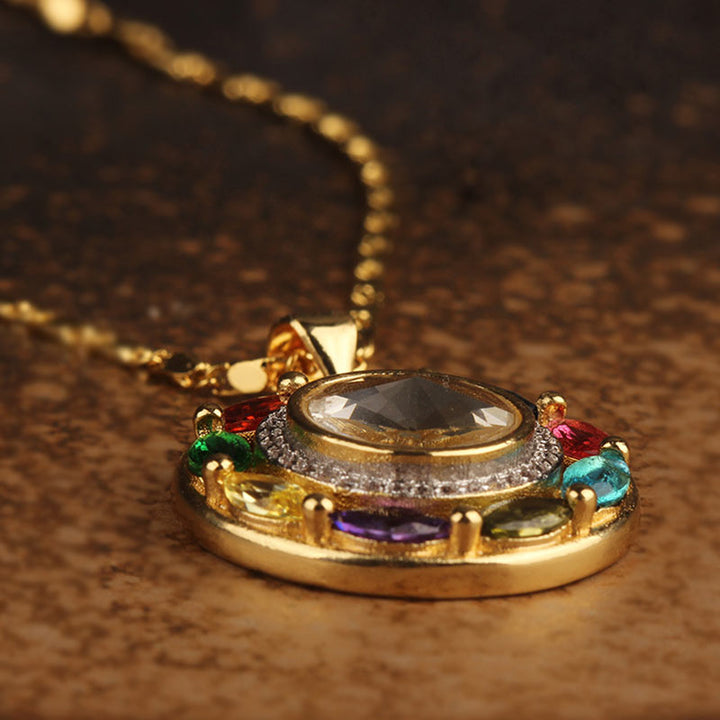 Goldenes Kupfer Armband mit Glückssteinen auf braunem Untergrund Nahaufnahme
