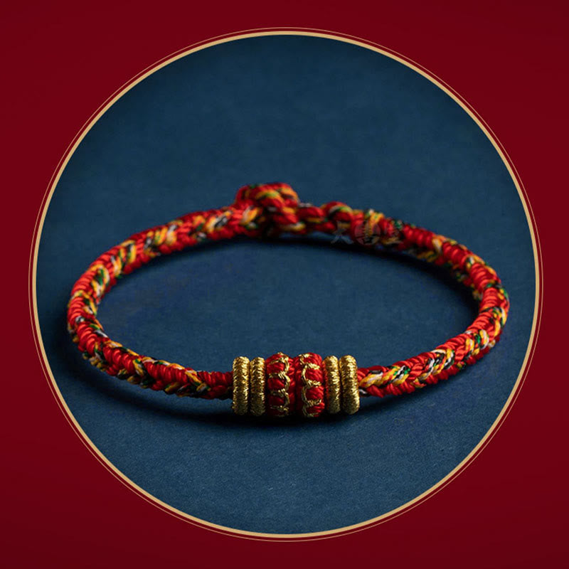 Rotes Armband Schutzbuddha – Glück & Stärke mit goldenen Perlen elegant präsentiert.