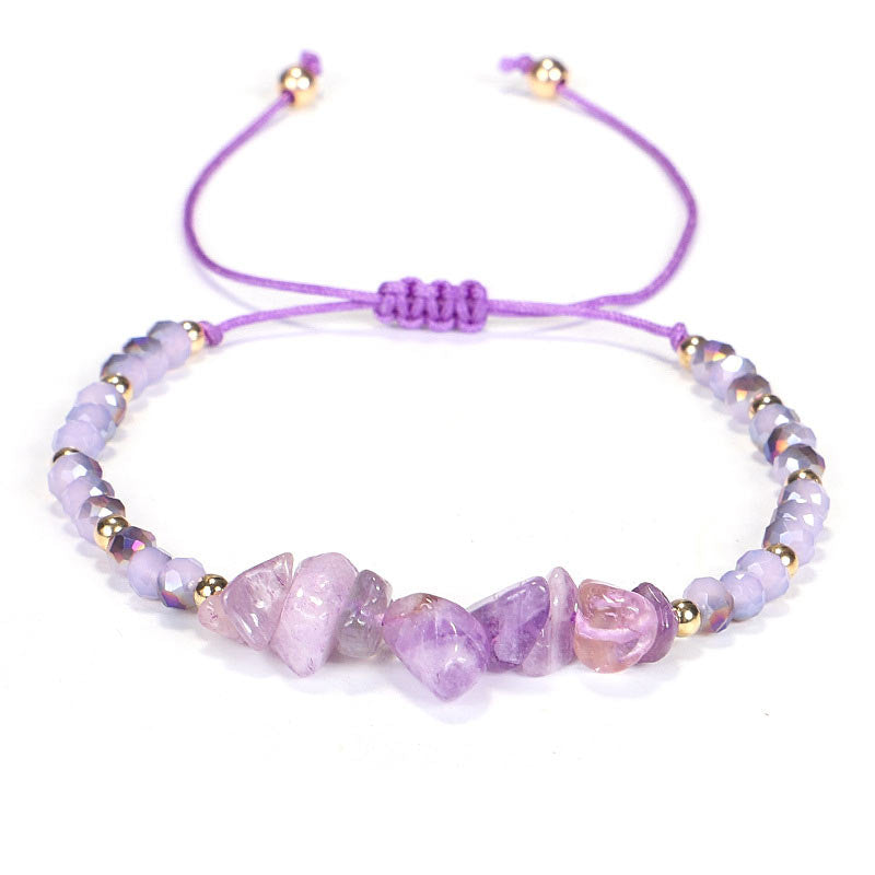 Amethyst Armband Purify Knit mit lila Natursteinen und goldenen Perlen.