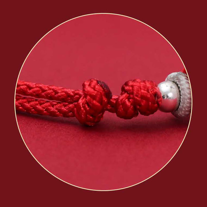 Rotes Seil-Armband mit silbernem Verschluss eleganter Schmuck Nahaufnahme