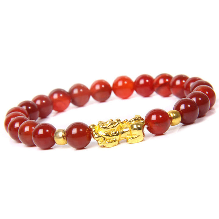 Rotes Obsidian Pixiu Armband mit Glücksbringer goldener Verschluss Nahaufnahme