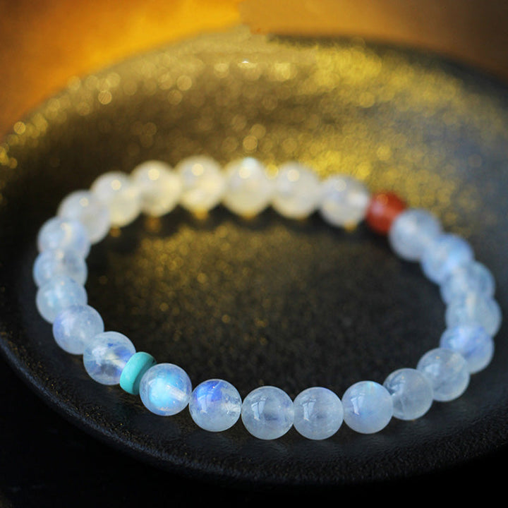 Armband Mondstein Mond – Heilung & Ruhe hellblaue Perlen elastisch getragen