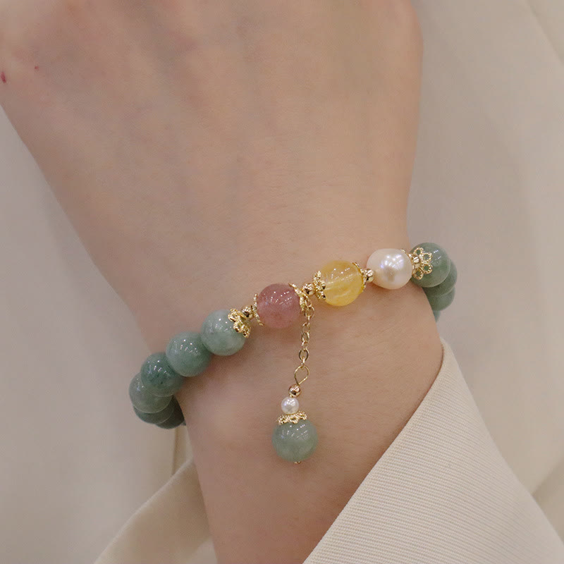 Armband Erdbeerquarz Perle Jade Naturstein elegant am Handgelenk getragen