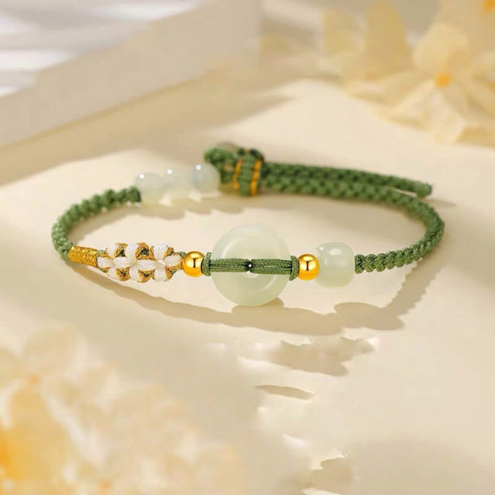 Jade Pfirsichblüte Armband grünes elastisches Band mit goldenem Schmuck getragen