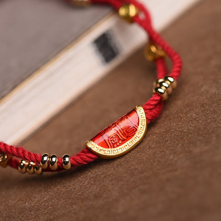 Armband Zinnober – Glück rotes Seil goldene Verzierungen Handgelenk elegant