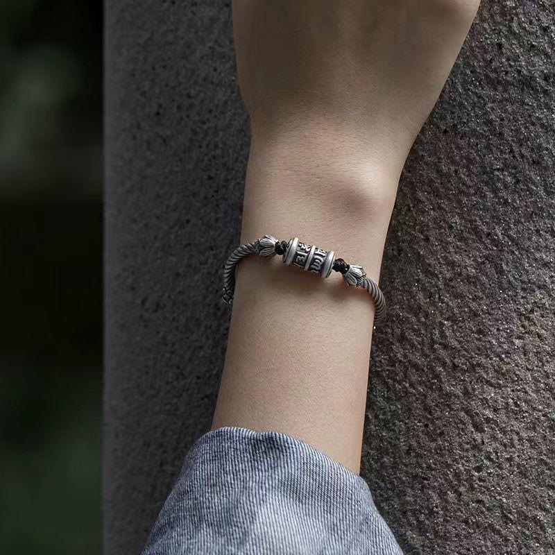 Silbernes Armband Om Mani Padme Hum am Handgelenk getragen Frieden Harmonie