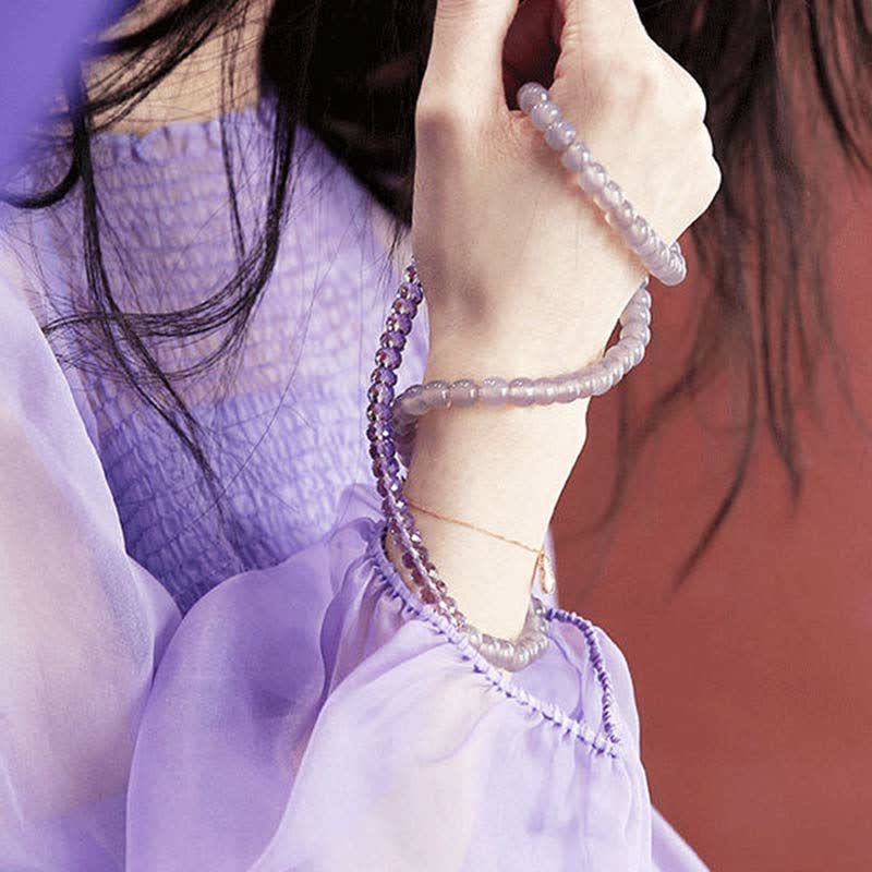 Amethyst Kristall Armband Handgelenk getragen lila Heilstein elastisch.