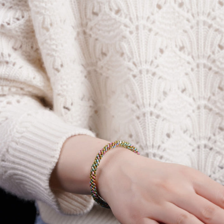 Buntes geflochtenes Armband Glück am Handgelenk getragen Naturseide