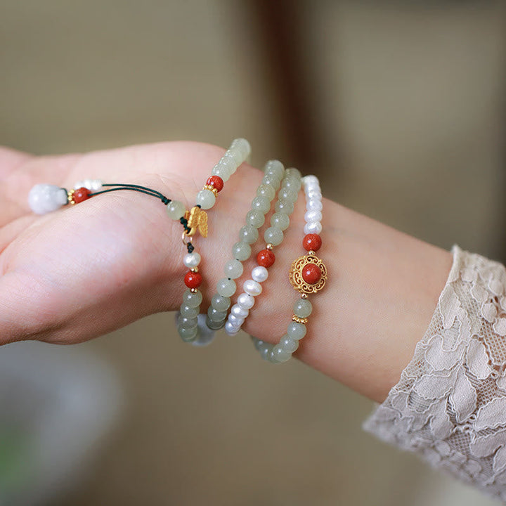 Jade Perlen Armbänder mit roten Achat Steinen elegant am Handgelenk getragen