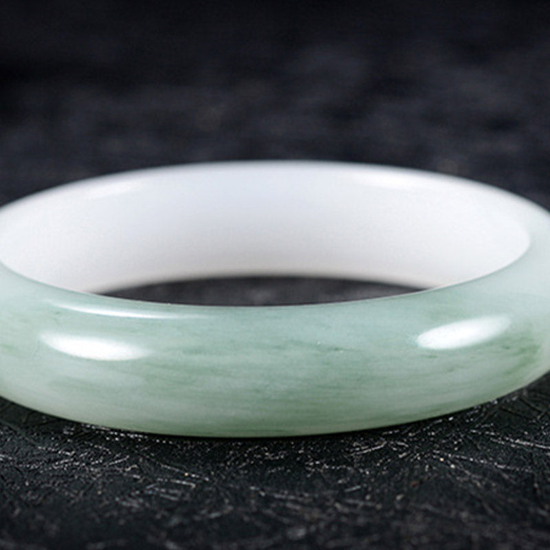 Hellgrünes Jade Armband Glück Heilung Harmonie poliert elegant Design.