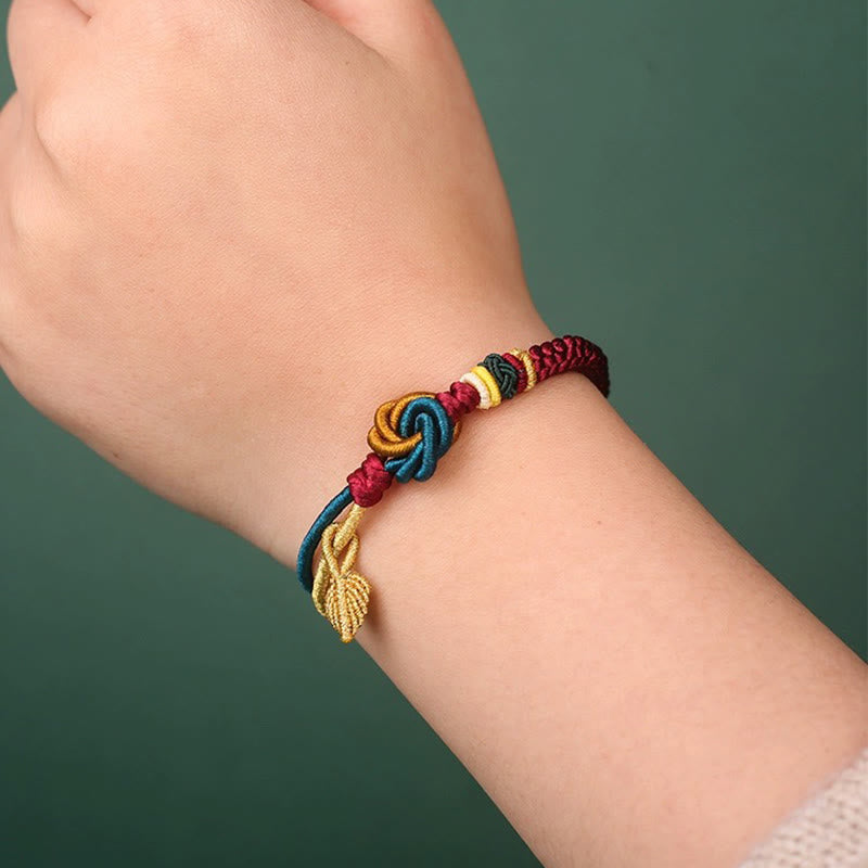 Tibetisches Armband am Handgelenk, bunte Seidenfäden, Mandala Knoten Blatt Glück