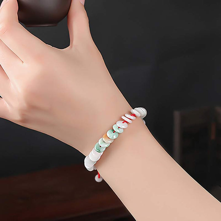 Jade Armband Glück Energie Naturstein weiß grün elastisch Handgelenk getragen