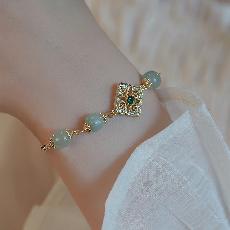 Jade Hetian Armband mit goldenen Perlen am Handgelenk getragen elegant