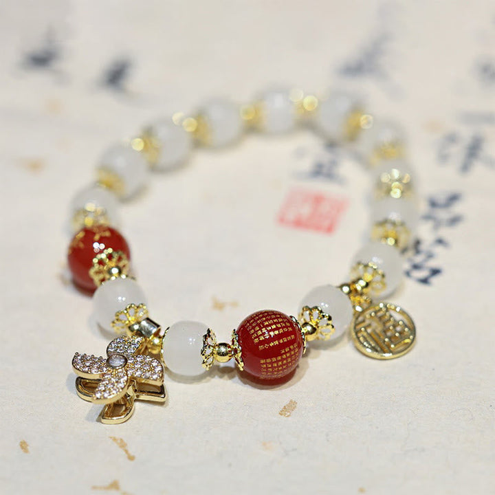 Armband Fu-Zeichen – Segen mit roten Perlen und goldenen Charms elegant.