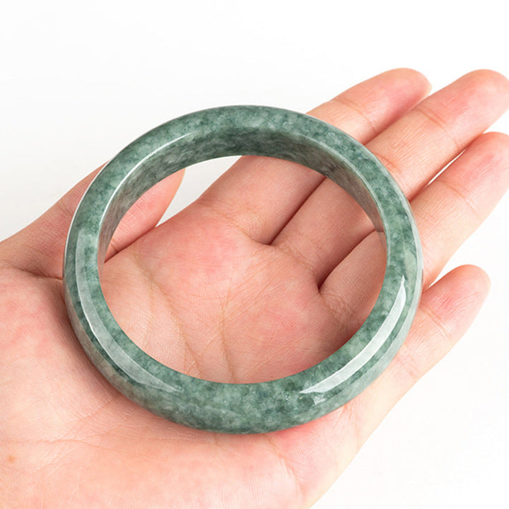 Jade Armband grüner Naturstein elastisch am Handgelenk getragen Glück Wohlstand Balance