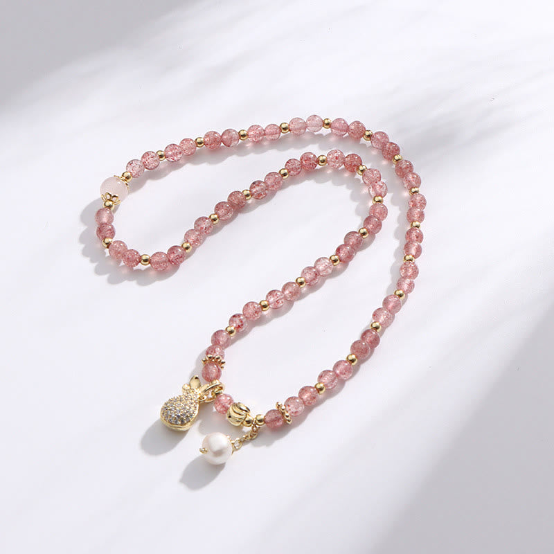 Armband Erdbeerquarz rosé Perle Goldakzente elegant minimalistisch.
