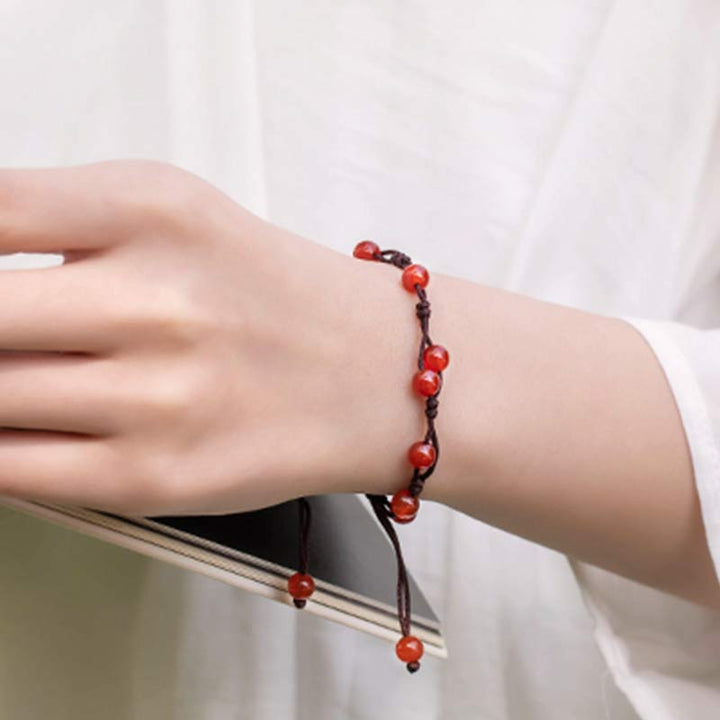 Armband Roter Achat Zinnober am Handgelenk getragen elastisch Naturstein
