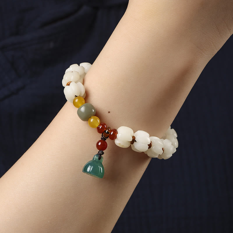 Armband Roter Achat Bodhi Lotus Harmonie Ruhe am Handgelenk getragen