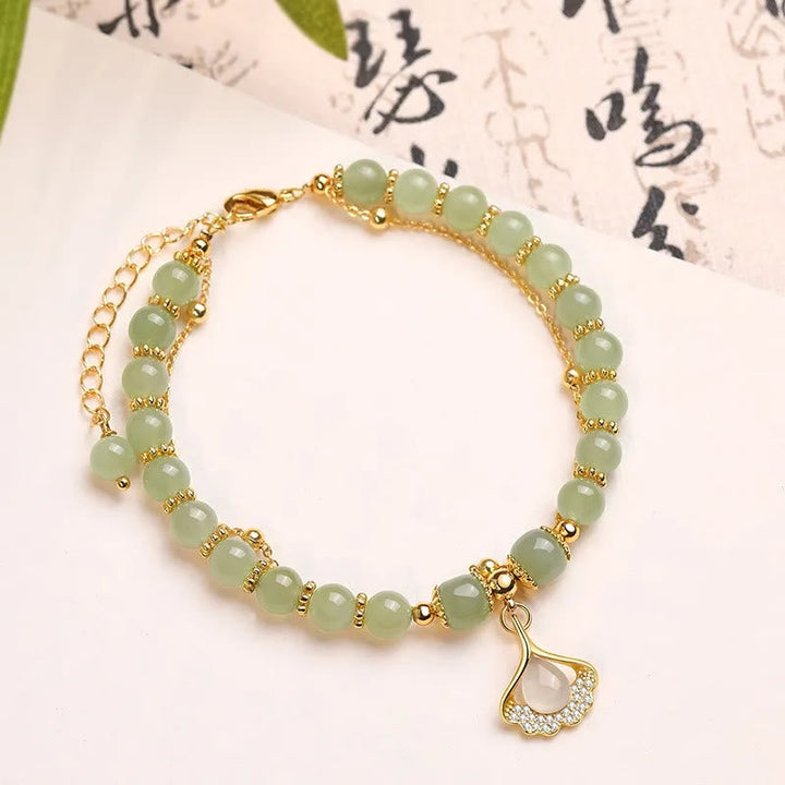 Jade Armband mit Fu-Zeichen Anhänger, grüne Perlen, gold Akzente