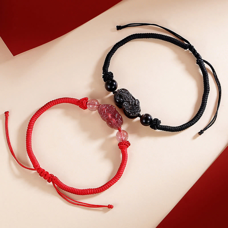 Zwei elastische Armbänder mit Obsidian, Pixiu und Erdbeerquarz Perlen rot schwarz.