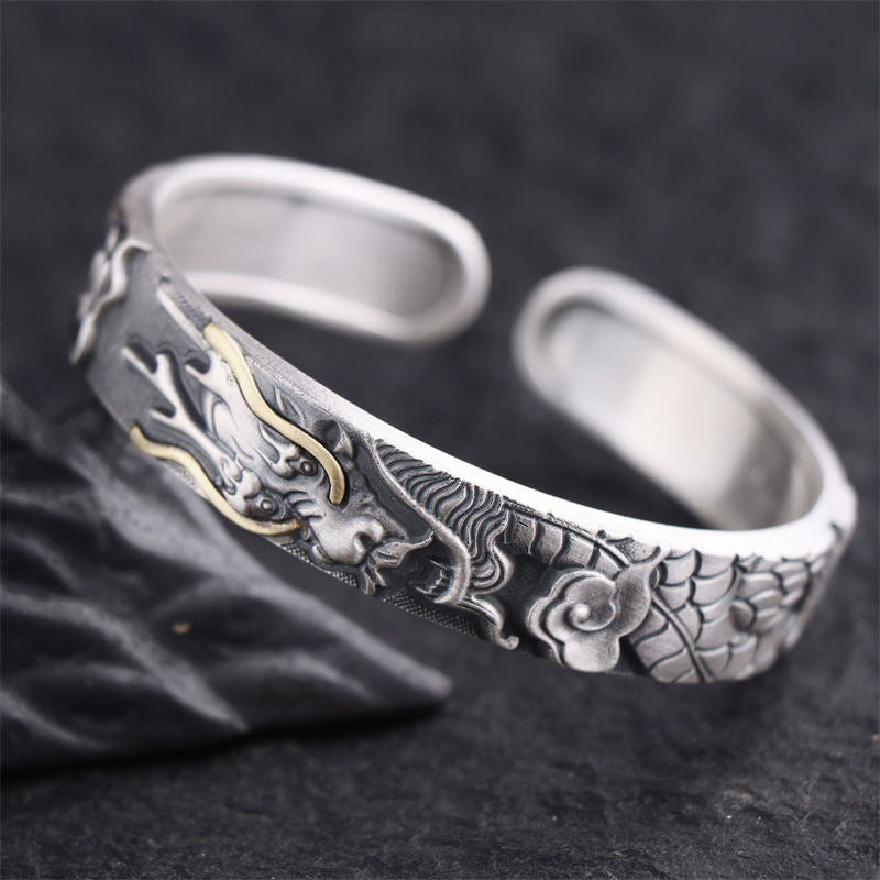 Armband 925 Silber Drachen mit feinen Gravuren elegant präsentiert Schutz.