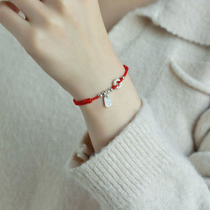 Rotes Armband 925 Silber – Frieden mit Anhänger am Handgelenk getragen