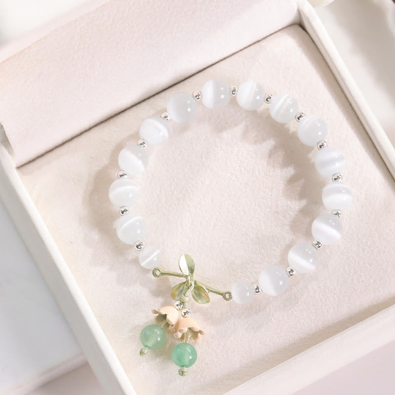 Weißes Perlen Armband mit grünem Aventurin und Katzen Charm Anhänger.