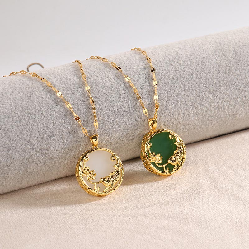 Kette Jade Koi Lotus goldfarben mit grünem und weißem Steinanhänger