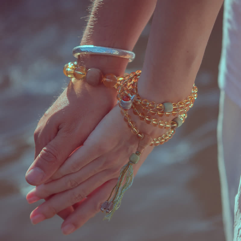 Mala 925 Silber Sandelholz Armband mit goldener Kette am Handgelenk getragen.