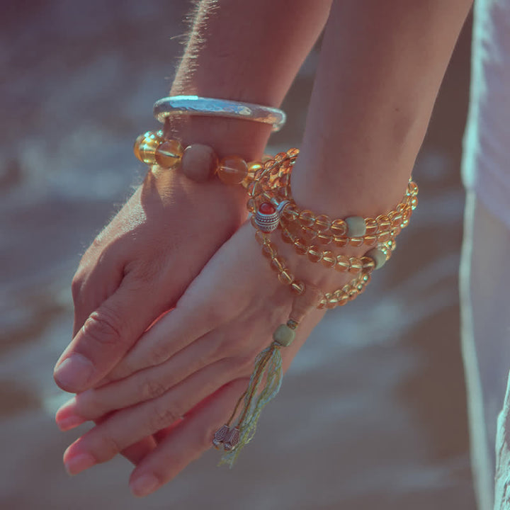 Mala 925 Silber Sandelholz Armband mit goldener Kette am Handgelenk getragen.