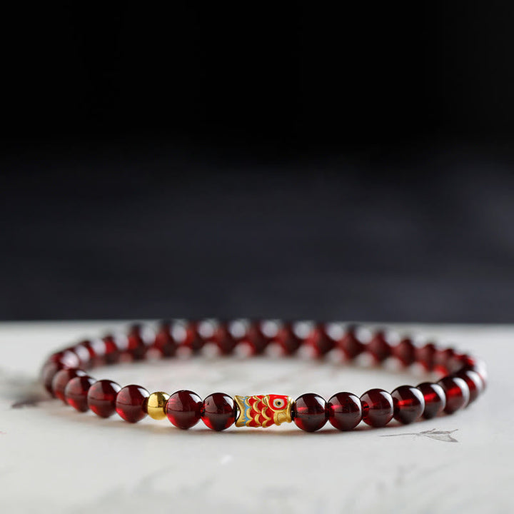 Armband Granat Koi Fisch – Schutz rote Perlen goldene Akzente elastisch
