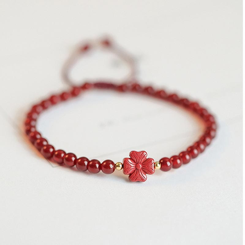 Armband Roter Achat Kleeblatt – Liebe mit elastischem Verschluss getragen