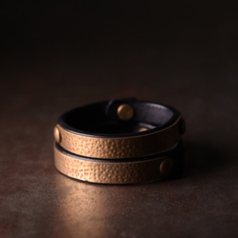Kupfer Armband mit strukturierter Oberfläche und Druckknöpfen elegant.