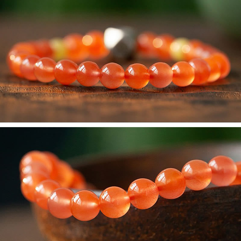 Rotes Achat Armband mit glänzenden Perlen elastisch getragen Naturstein