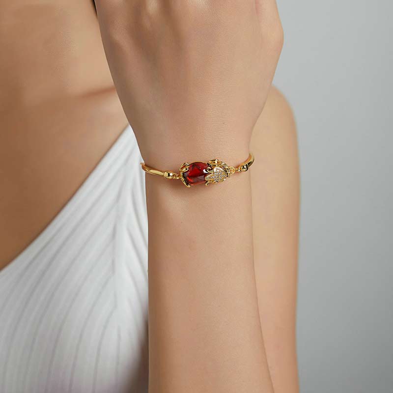 Armband Roter Achat Pixiu Glück Wohlstand goldfarben elastisch Handgelenk getragen