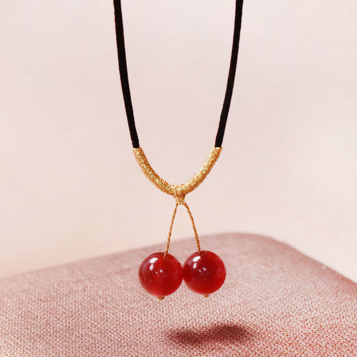 Halskette Roter Achat – Balance mit schwarzem Seidenband elegant.