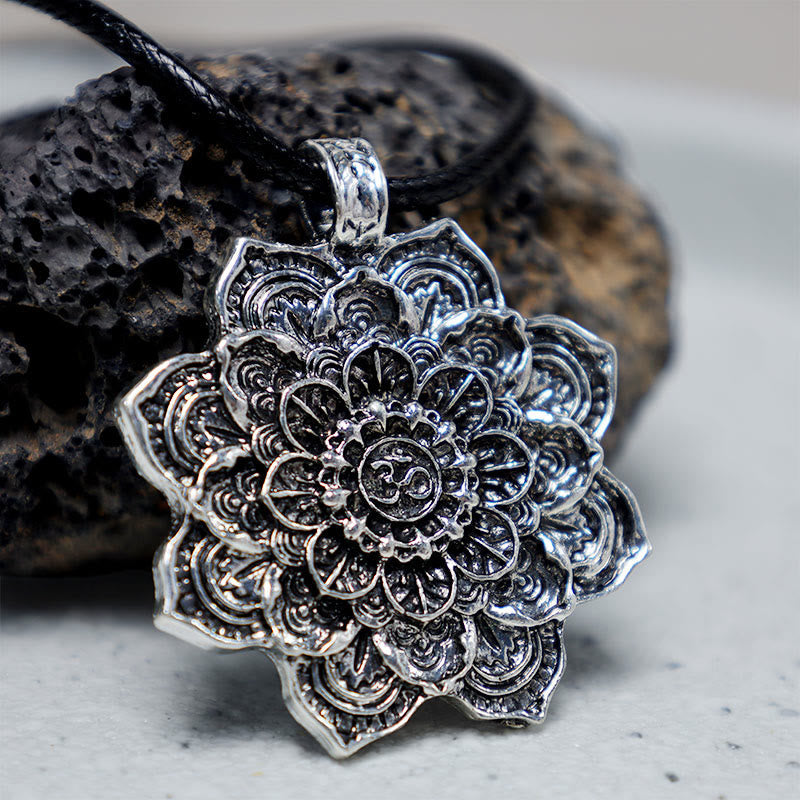 Kette Stein Lotus – Bild 3 – Silberner Lotus Anhänger an schwarzer Kette mit Stein