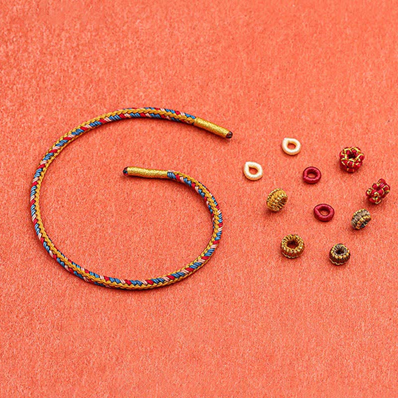 Geflochtenes rotes Schnur Karma Armband Flachlage mit goldenen Perlen Schmuck