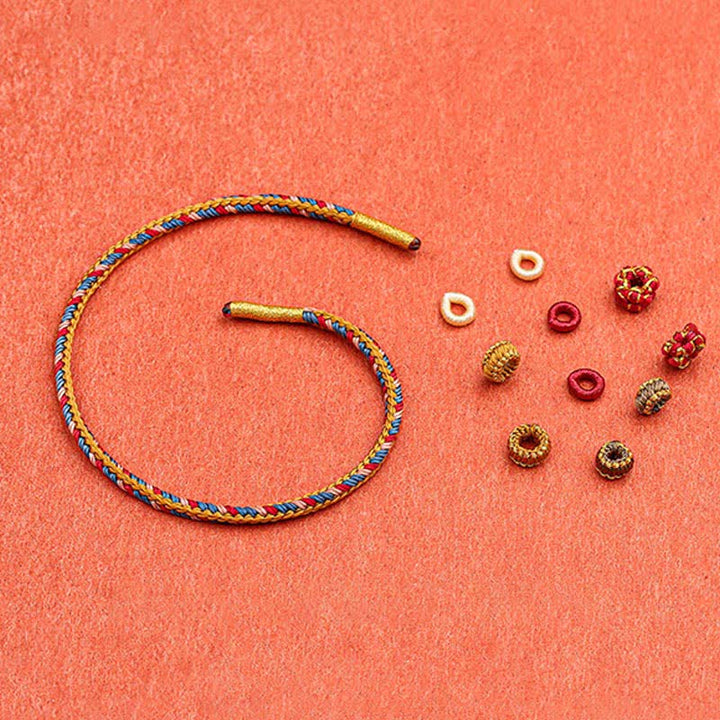 Geflochtenes rotes Schnur Karma Armband Flachlage mit goldenen Perlen Schmuck