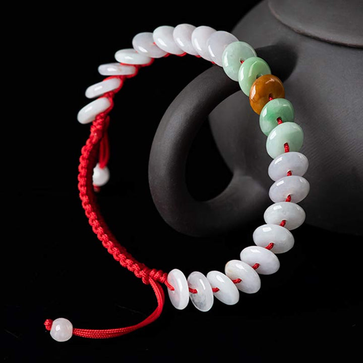 Jade Armband mit weißen Perlen und roten Fäden elegantes Design