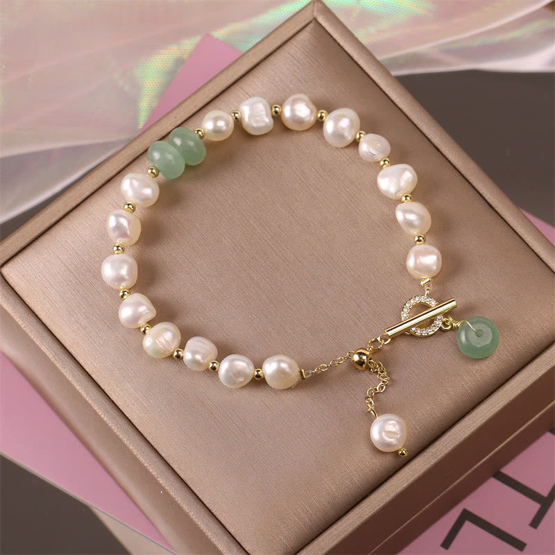 Elegantes Perlenarmband mit grünem Jade Anhänger Verschluss.