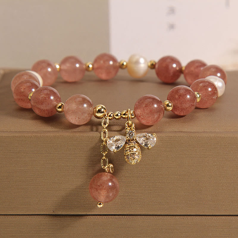 Armband Erdbeerquarz Perle mit goldenen Perlen und Charms.