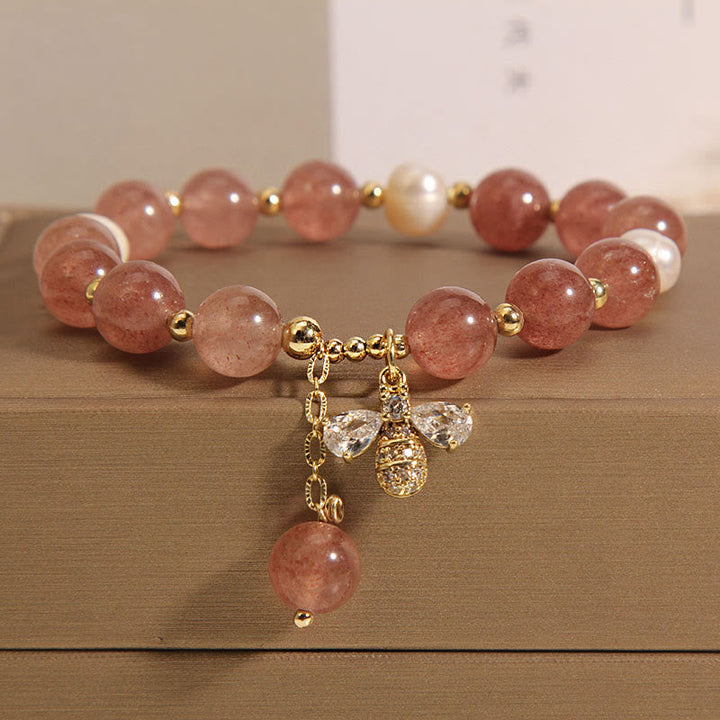Armband Erdbeerquarz Perle mit goldenen Perlen und Charms.