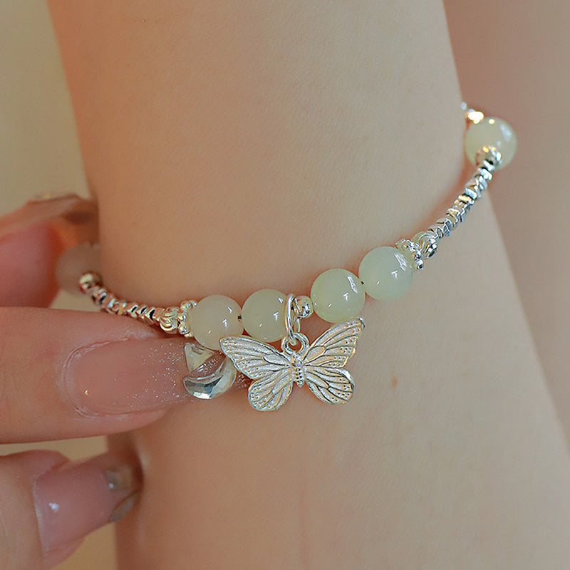 Jade Armband 925 Silber Schmetterling Charm elegant am Handgelenk getragen