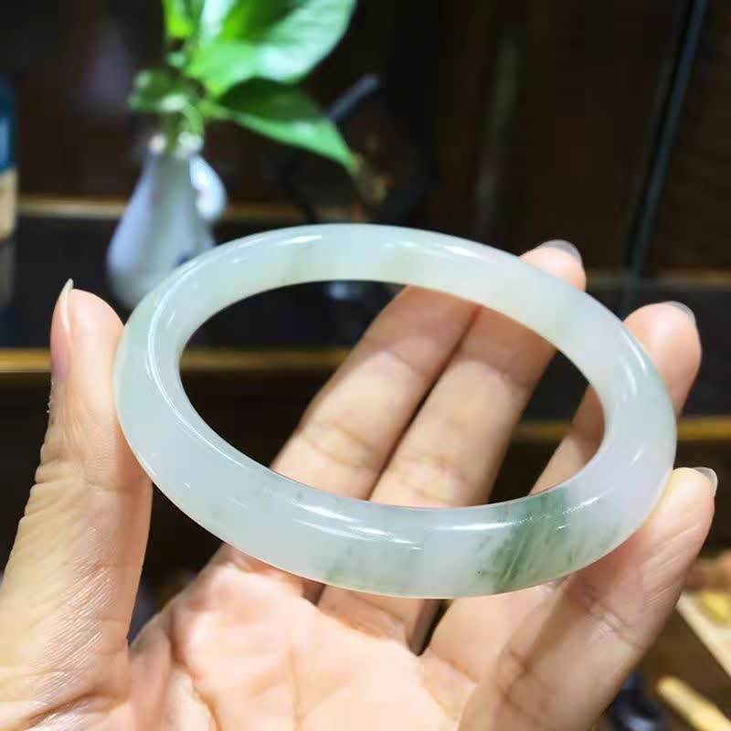 Jade Armband hell grün Naturstein elastisch Handgelenk getragen