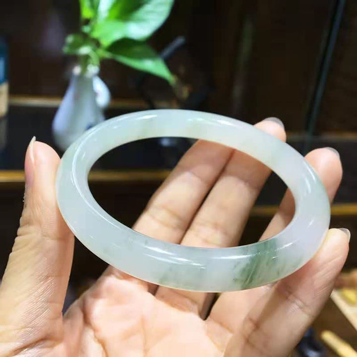 Jade Armband hell grün Naturstein elastisch Handgelenk getragen