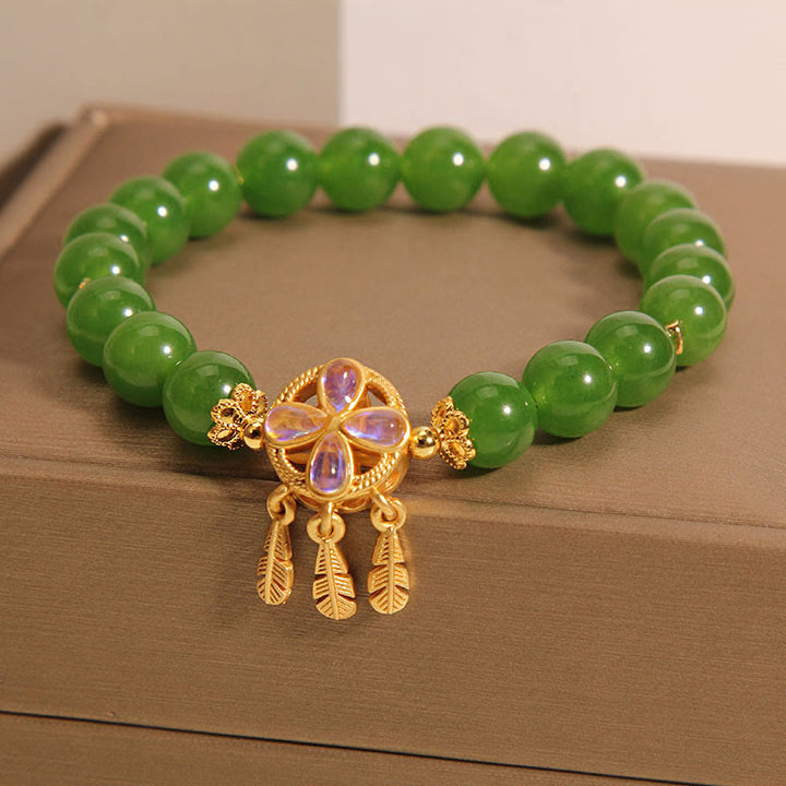 Armband Grüne Jade Kleeblatt – Glück & Liebe mit goldenem Verschluss elegant.